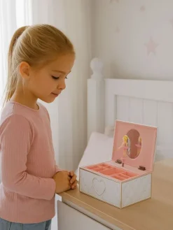 Kaunis hopeoitu soiva korurasia kaiverruksella, ballerina