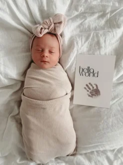 Musteeton Milestone kortti - Hello World