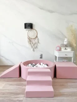 Pehmustettu pallomeri, leikkialusta, liukumäki ja portaat - Pink
