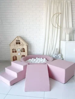 Pehmustettu pallomeri, leikkialusta, liukumäki ja portaat - Pink