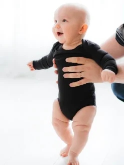 Pelipaita pitkähihainen body lapsen omalla nimellä ja numerolla, musta