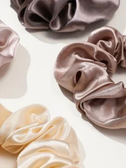 Scrunchie satiinihiusdonitsi