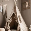 Tiipii teltta röyhelöreunoilla ja matolla, beige