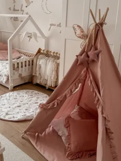 Tiipii teltta röyhelöreunoilla ja matolla, dirty pink