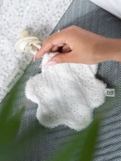 Uniliina tutinpidikkeellä, kukka valkoinen