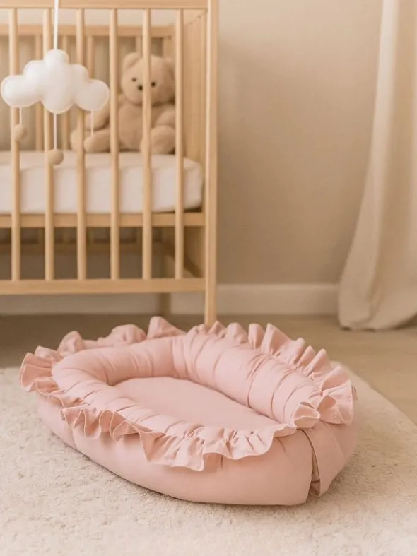 Vauvan pesä röyhelöillä – Pehmeä ja turvallinen babynest vastasyntyneelle, rosa