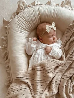 Vauvan pesä röyhelöillä – Pehmeä ja turvallinen babynest vastasyntyneelle, beige