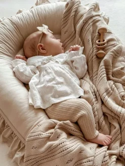 Vauvan pesä röyhelöillä – Pehmeä ja turvallinen babynest vastasyntyneelle, beige